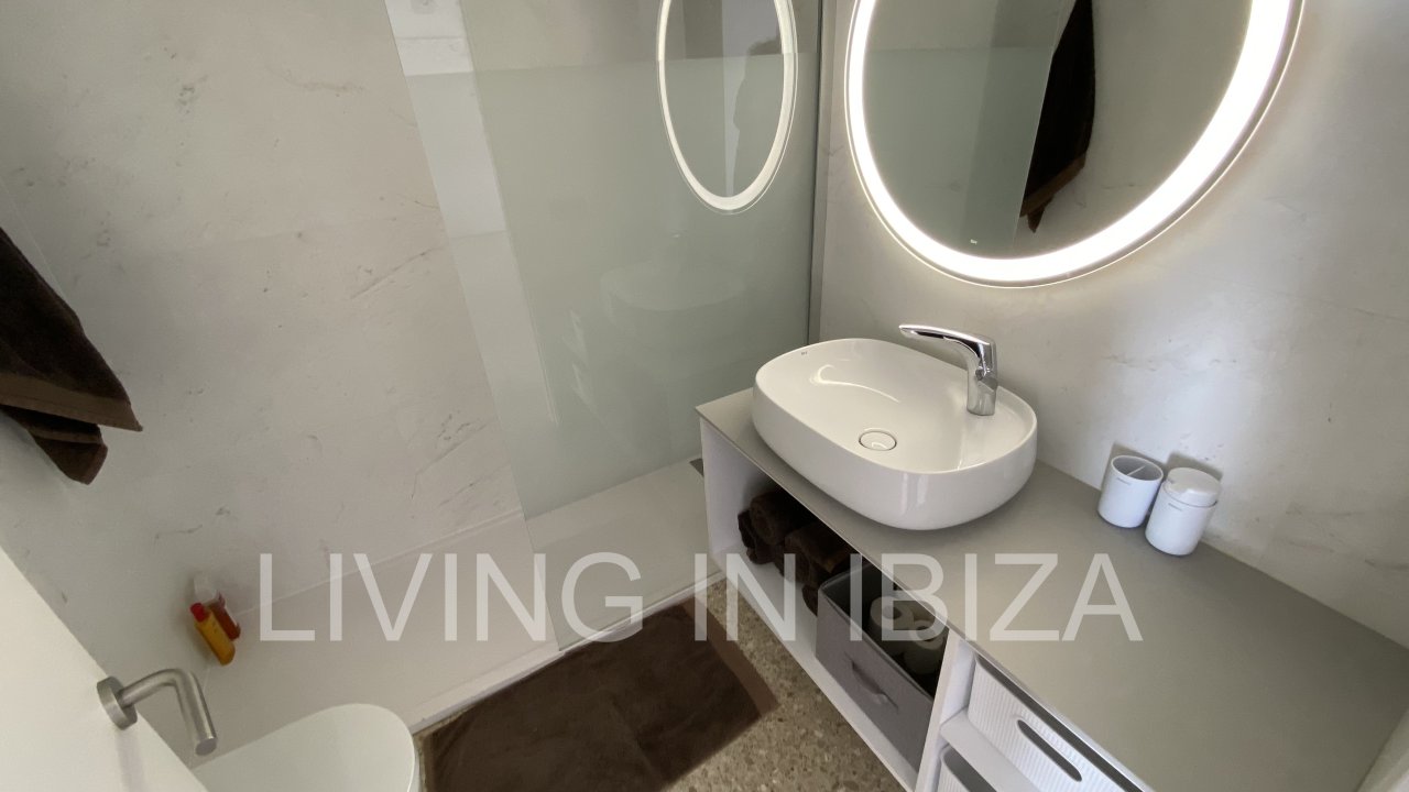 Santa Eulalia Port. Seasonal rental. This flat is situated in a privileged situation in the first line on the promenade of Santa Eulalia