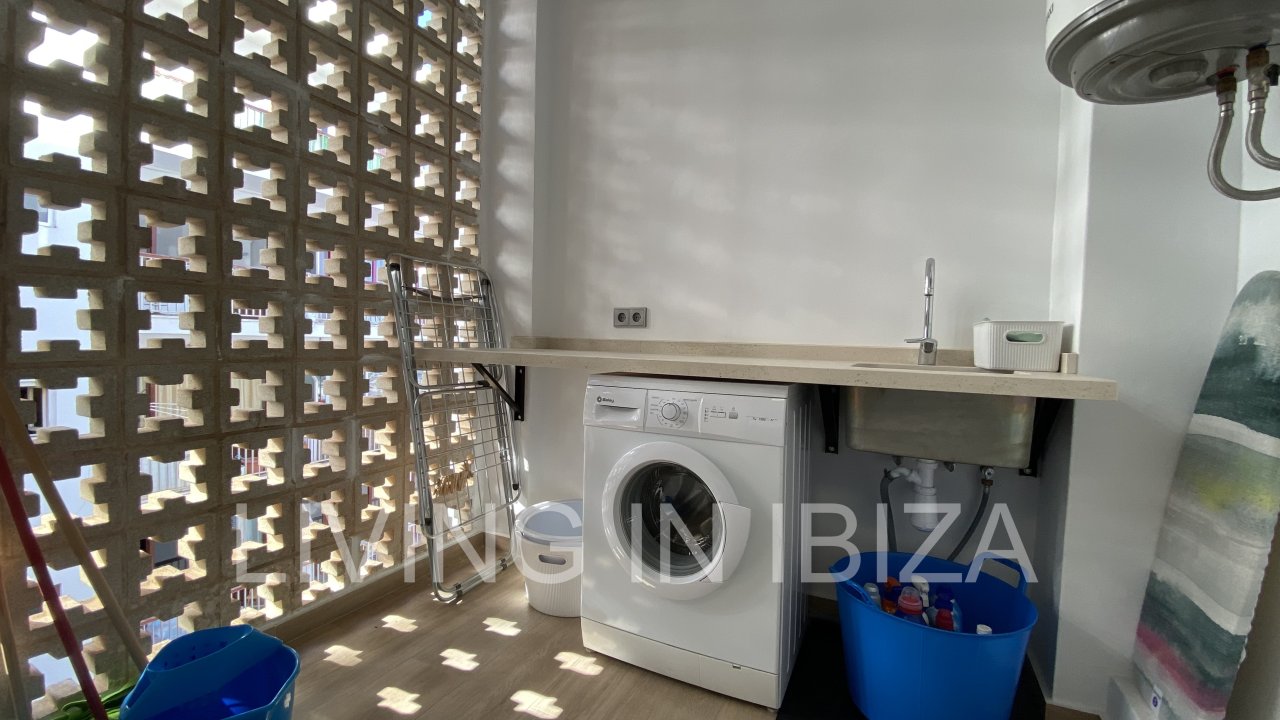 Santa Eulalia Port. Seasonal rental. This flat is situated in a privileged situation in the first line on the promenade of Santa Eulalia