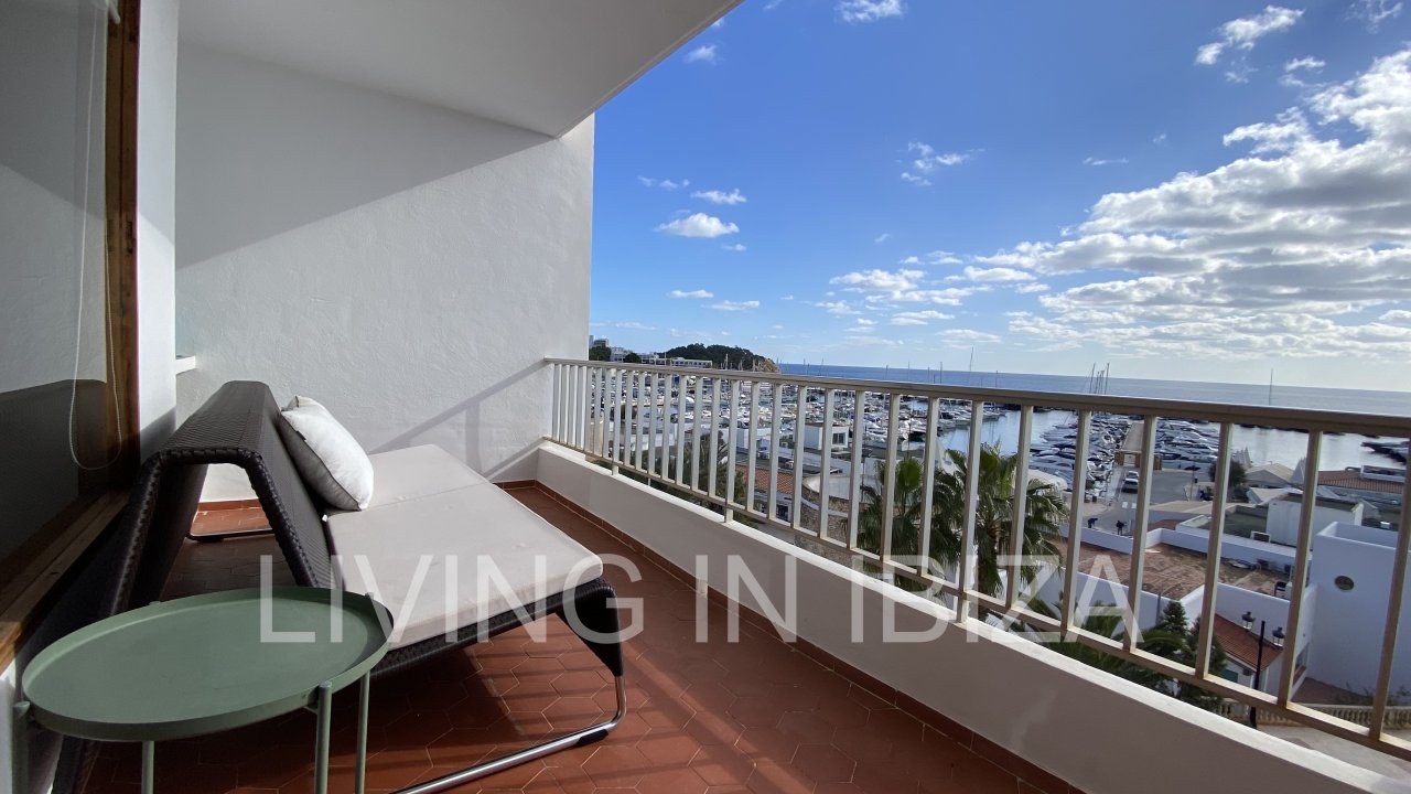 Santa Eulalia Port. Seasonal rental. This flat is situated in a privileged situation in the first line on the promenade of Santa Eulalia