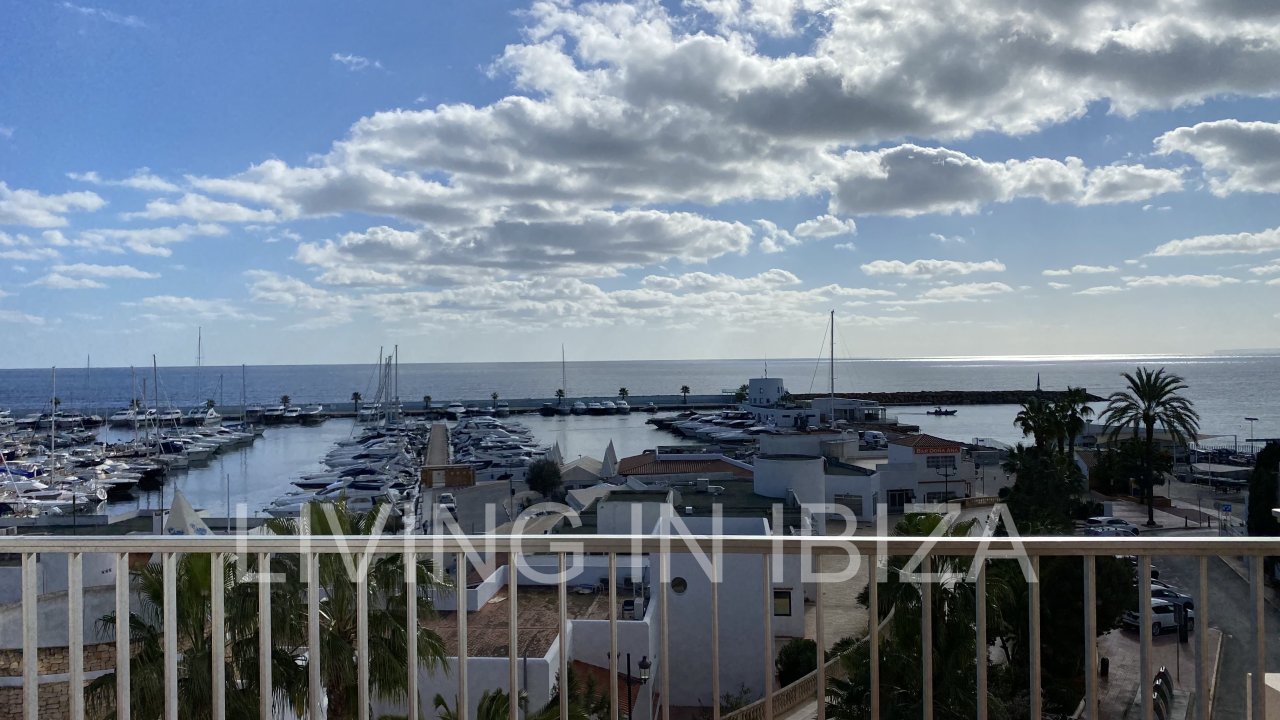 Santa Eulalia Port. Seasonal rental. This flat is situated in a privileged situation in the first line on the promenade of Santa Eulalia