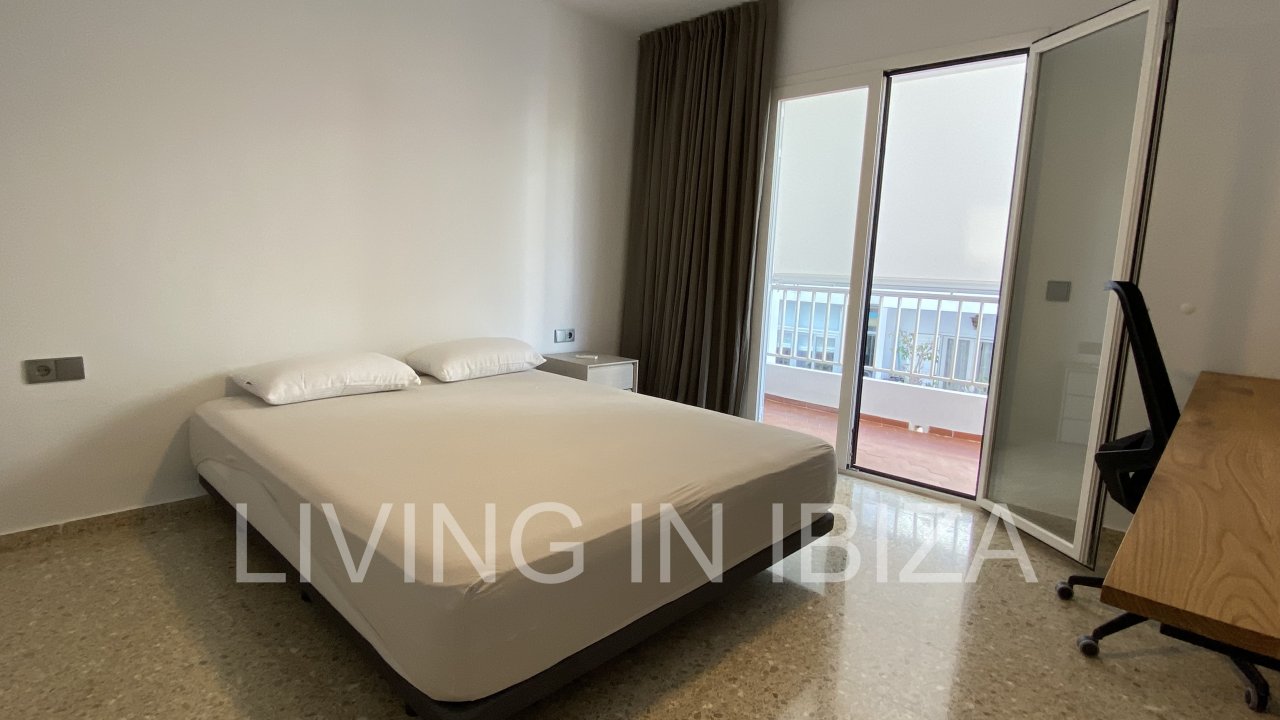 Santa Eulalia Port. Seasonal rental. This flat is situated in a privileged situation in the first line on the promenade of Santa Eulalia