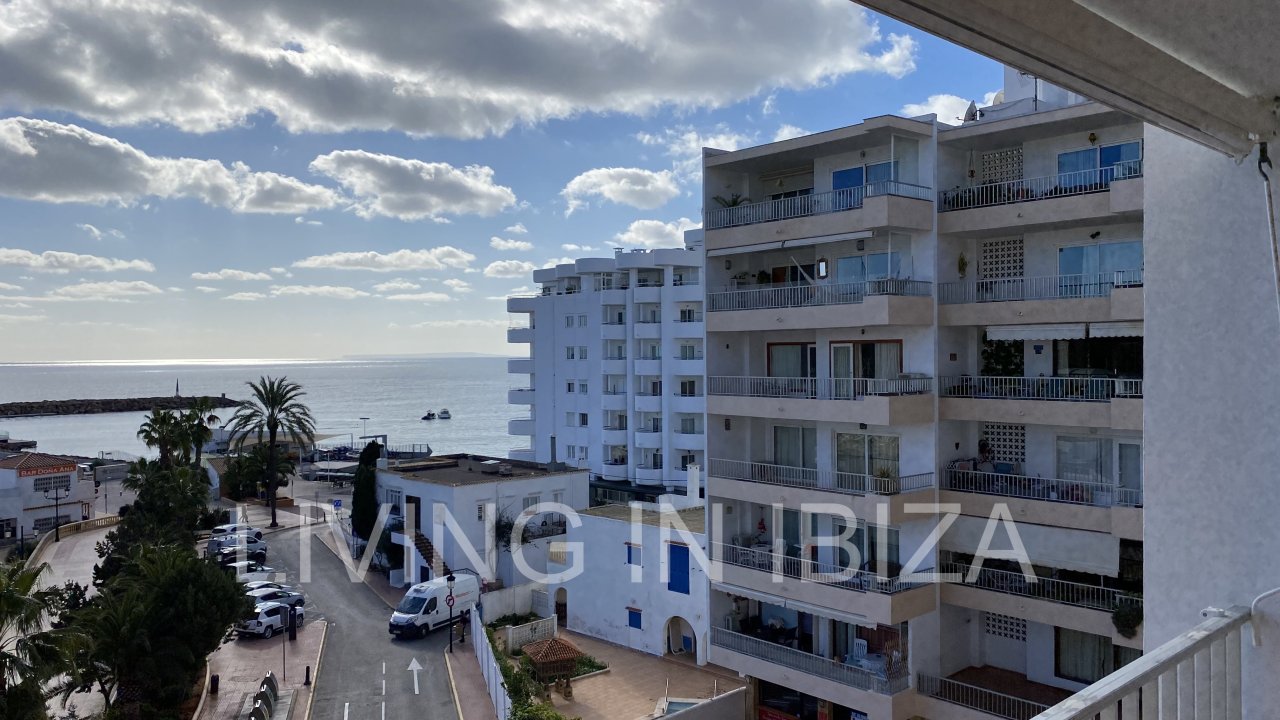 Santa Eulalia Port. Seasonal rental. This flat is situated in a privileged situation in the first line on the promenade of Santa Eulalia