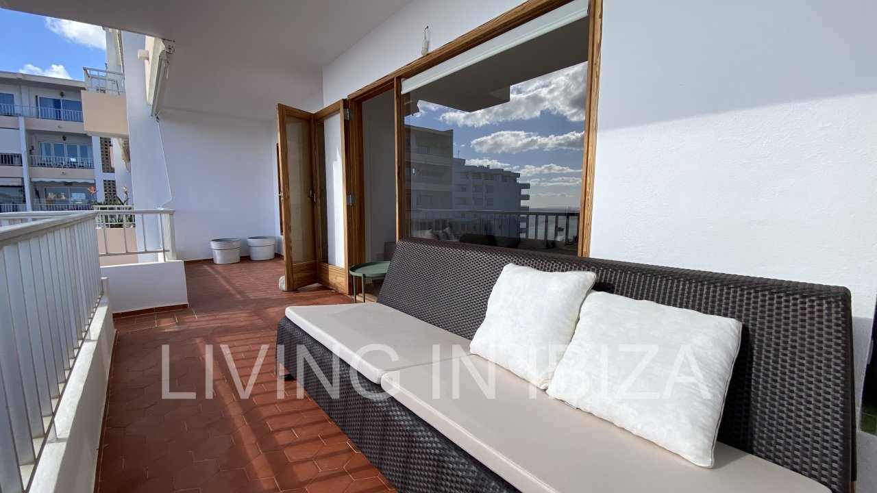 Santa Eulalia Port. Seasonal rental. This flat is situated in a privileged situation in the first line on the promenade of Santa Eulalia