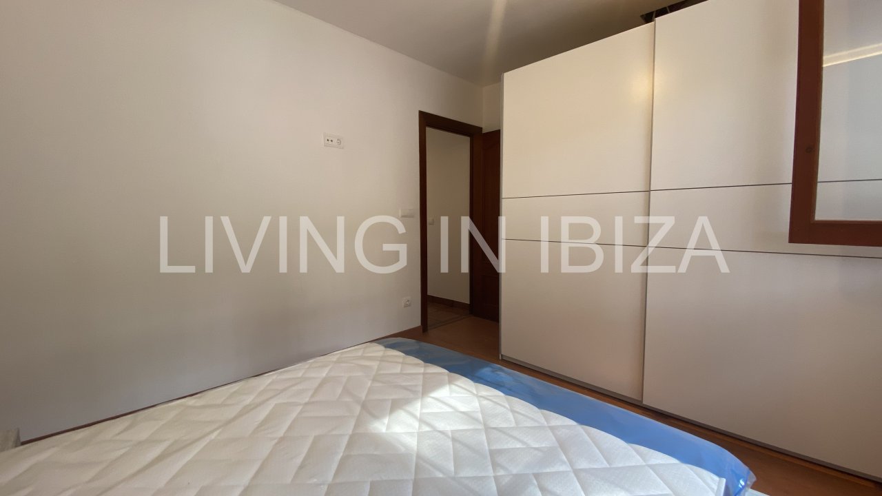 Short term seasonal contract. Comfortable detached house for rent in Es Canar, Santa Eulalia del Rio. Approx. 800 m. from the sea. With swimming pool