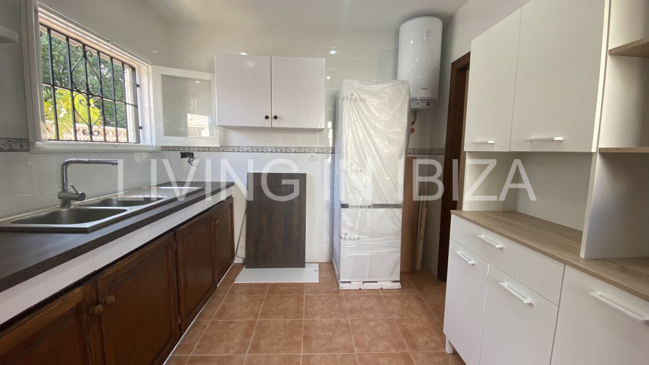 Short term seasonal contract. Comfortable detached house for rent in Es Canar, Santa Eulalia del Rio. Approx. 800 m. from the sea. With swimming pool