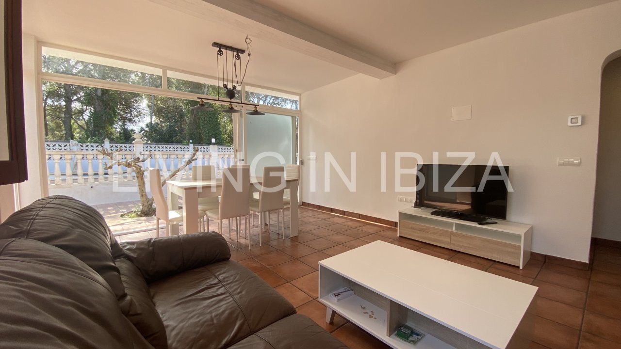 Short term seasonal contract. Comfortable detached house for rent in Es Canar, Santa Eulalia del Rio. Approx. 800 m. from the sea. With swimming pool