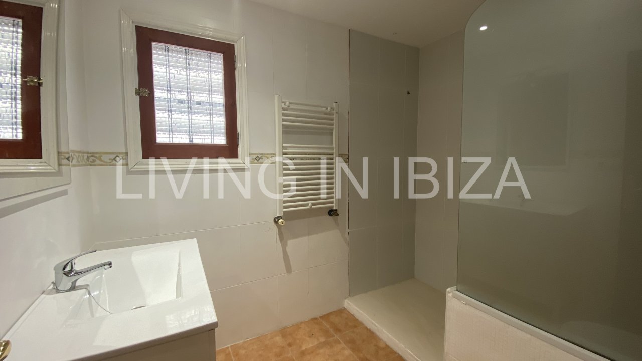 Short term seasonal contract. Comfortable detached house for rent in Es Canar, Santa Eulalia del Rio. Approx. 800 m. from the sea. With swimming pool
