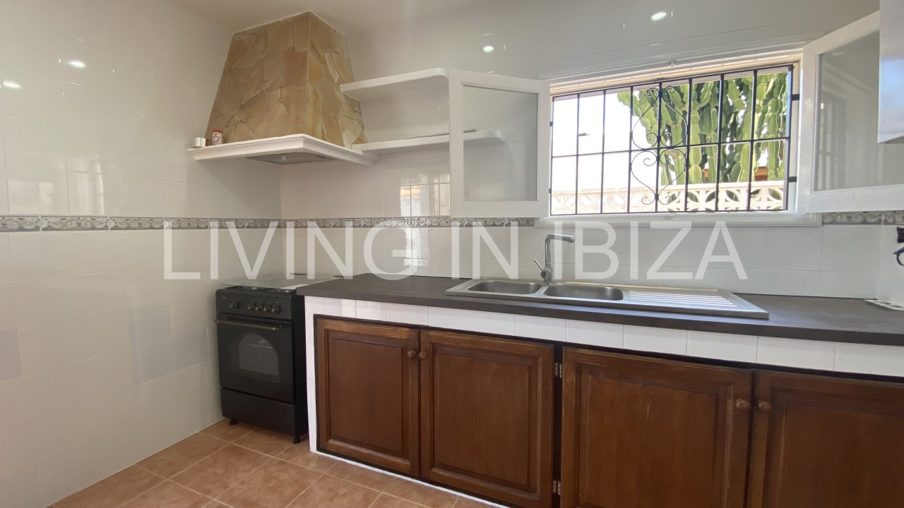 Short term seasonal contract. Comfortable detached house for rent in Es Canar, Santa Eulalia del Rio. Approx. 800 m. from the sea. With swimming pool