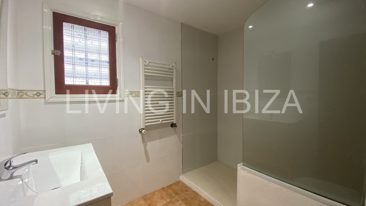 Short term seasonal contract. Comfortable detached house for rent in Es Canar, Santa Eulalia del Rio. Approx. 800 m. from the sea. With swimming pool
