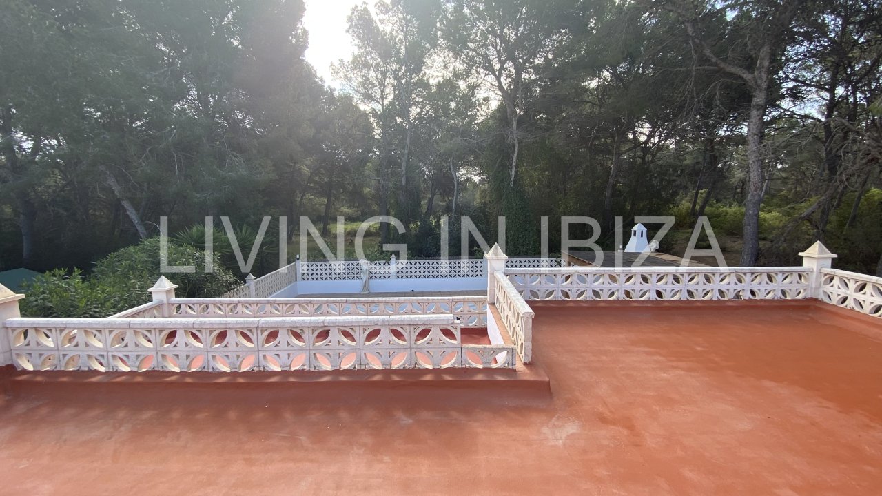 Short term seasonal contract. Comfortable detached house for rent in Es Canar, Santa Eulalia del Rio. Approx. 800 m. from the sea. With swimming pool