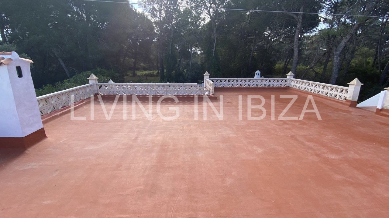 Short term seasonal contract. Comfortable detached house for rent in Es Canar, Santa Eulalia del Rio. Approx. 800 m. from the sea. With swimming pool