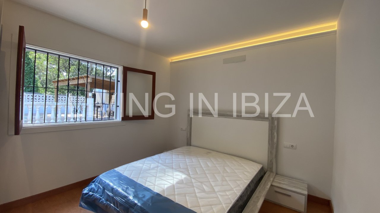 Short term seasonal contract. Comfortable detached house for rent in Es Canar, Santa Eulalia del Rio. Approx. 800 m. from the sea. With swimming pool