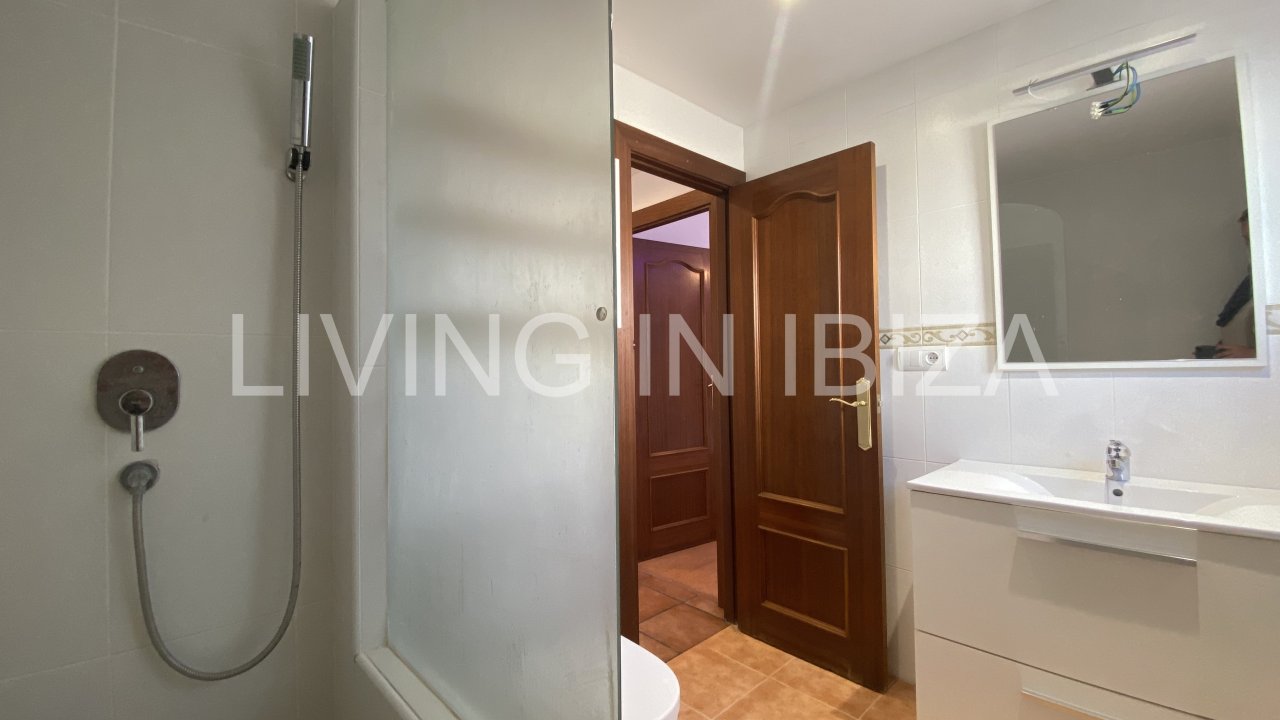 Short term seasonal contract. Comfortable detached house for rent in Es Canar, Santa Eulalia del Rio. Approx. 800 m. from the sea. With swimming pool