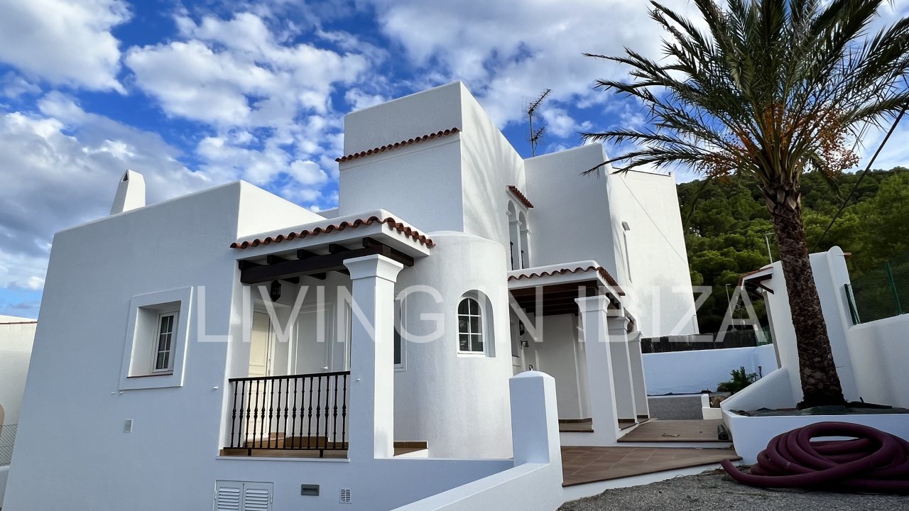 Long term rental / annual contract. Charming two-storey house in Siesta, Santa Eulalia, Ibiza. Stunning sea views from the terrace.