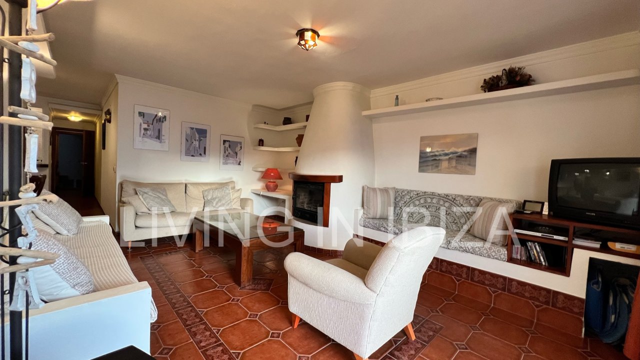 Temporary rental. Short-term rental of Chloe flat. Available from 20 September 2025. The advertised price is for a nine-month contract. Ideal for teac