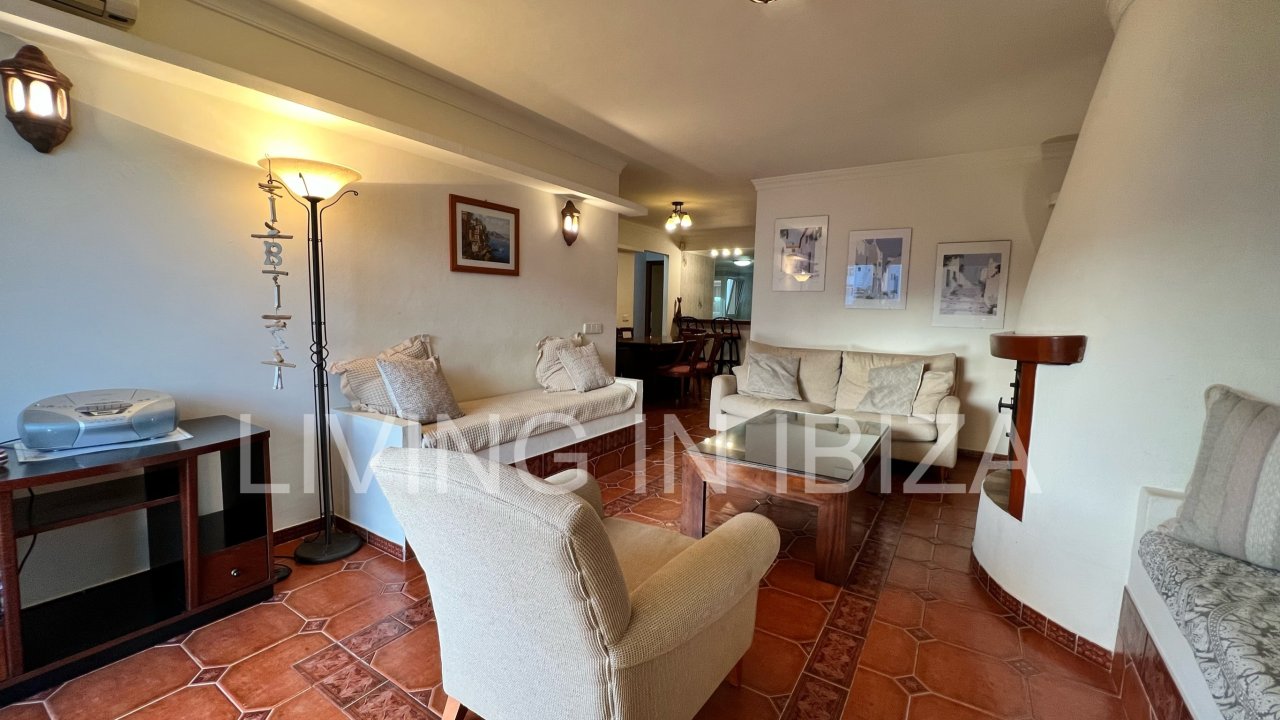Temporary rental. Short-term rental of Chloe flat. Available from 20 September 2025. The advertised price is for a nine-month contract. Ideal for teac