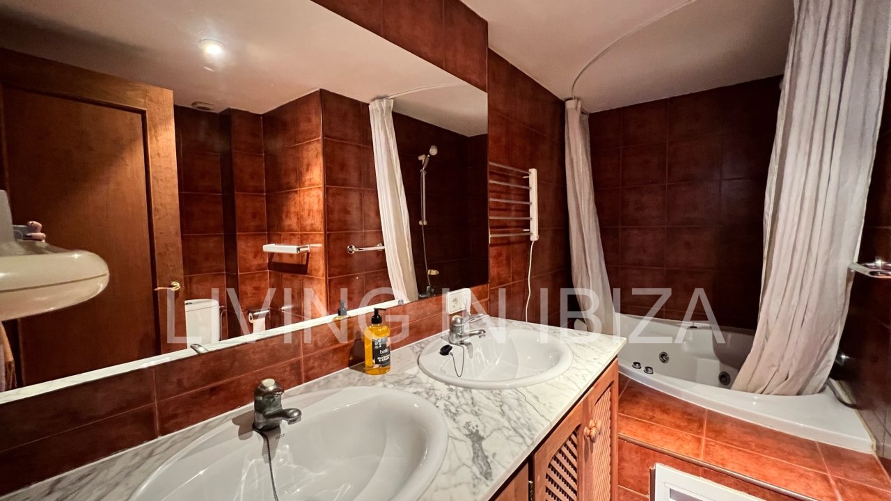 Temporary rental. Short-term rental of Chloe flat. Available from 20 September 2025. The advertised price is for a nine-month contract. Ideal for teac