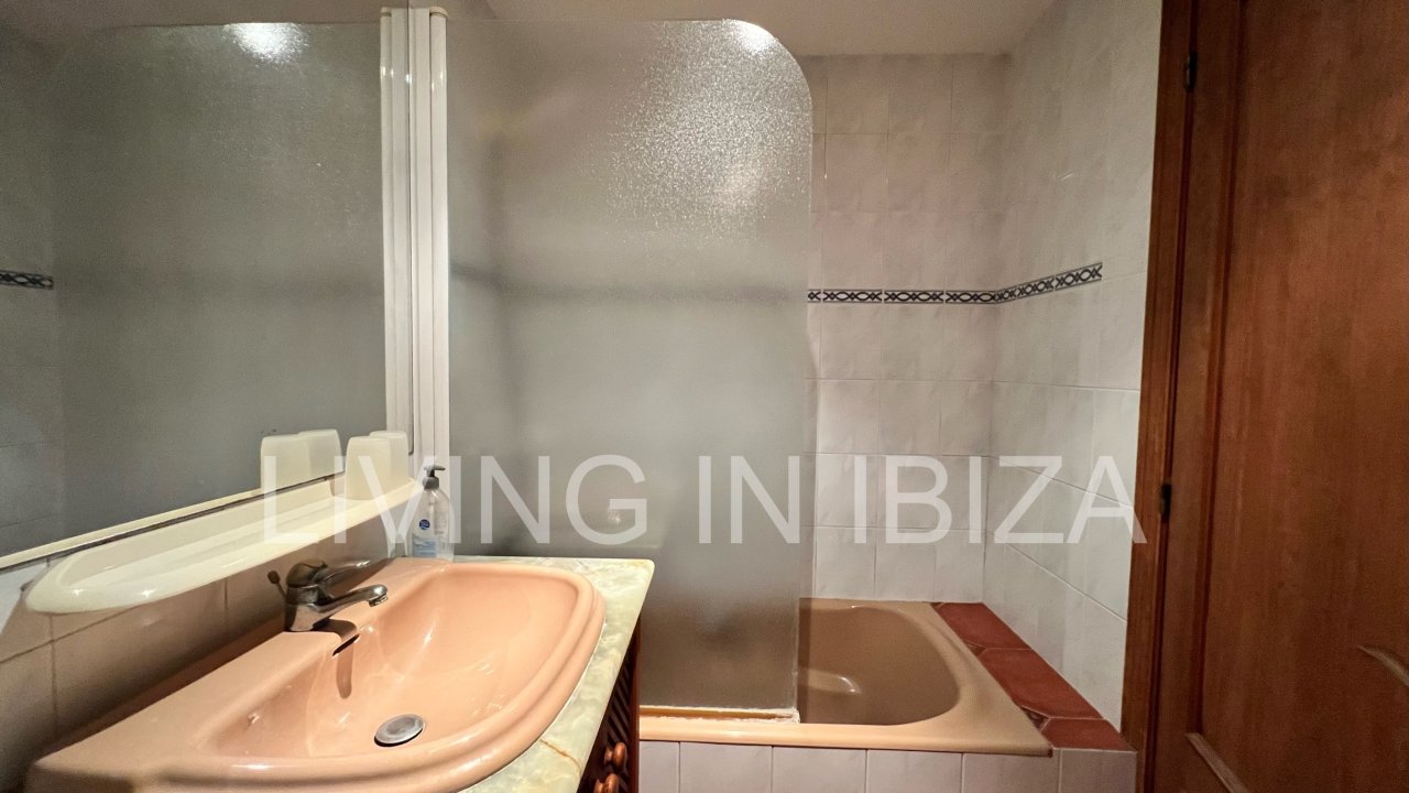 Temporary rental. Short-term rental of Chloe flat. Available from 20 September 2025. The advertised price is for a nine-month contract. Ideal for teac