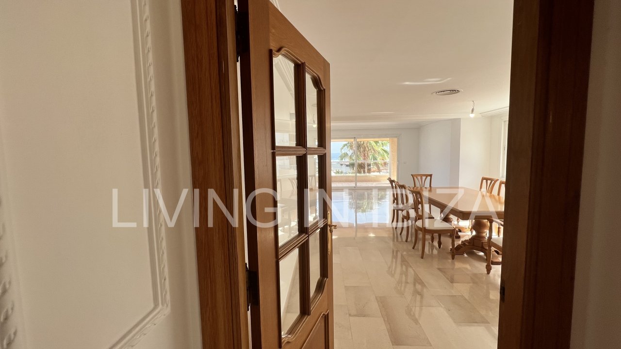 Apartment for annual rental. Elegant, on the promenade of Santa Eulalia del Río, Ibiza. Sea views. Includes 1 parking space in the same building.
