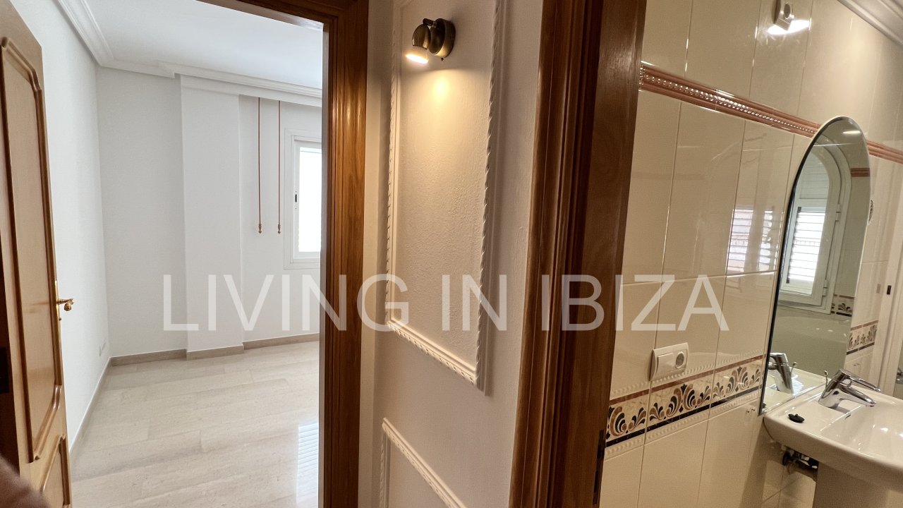 Apartment for annual rental. Elegant, on the promenade of Santa Eulalia del Río, Ibiza. Sea views. Includes 1 parking space in the same building.