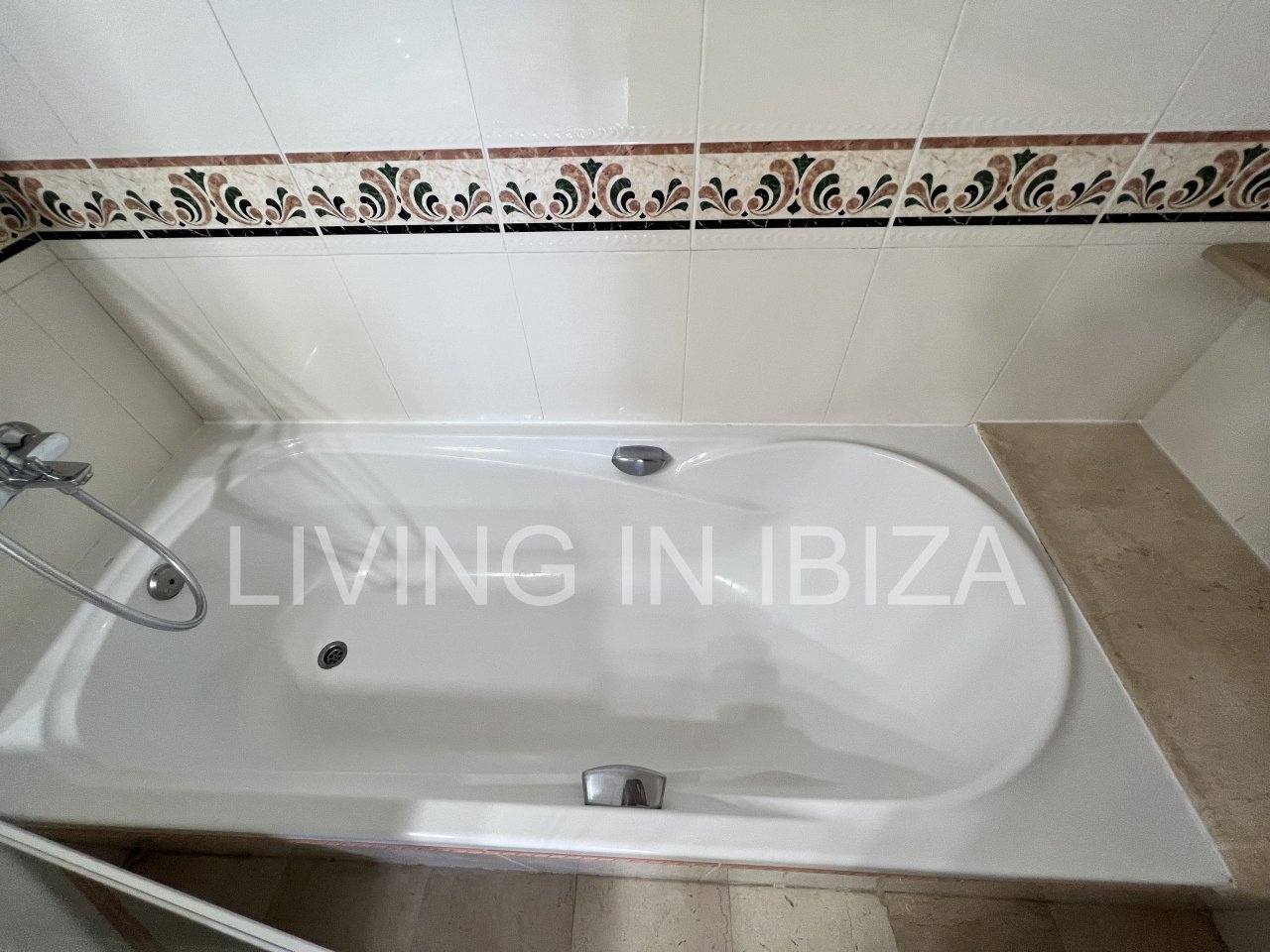 Apartment for annual rental. Elegant, on the promenade of Santa Eulalia del Río, Ibiza. Sea views. Includes 1 parking space in the same building.