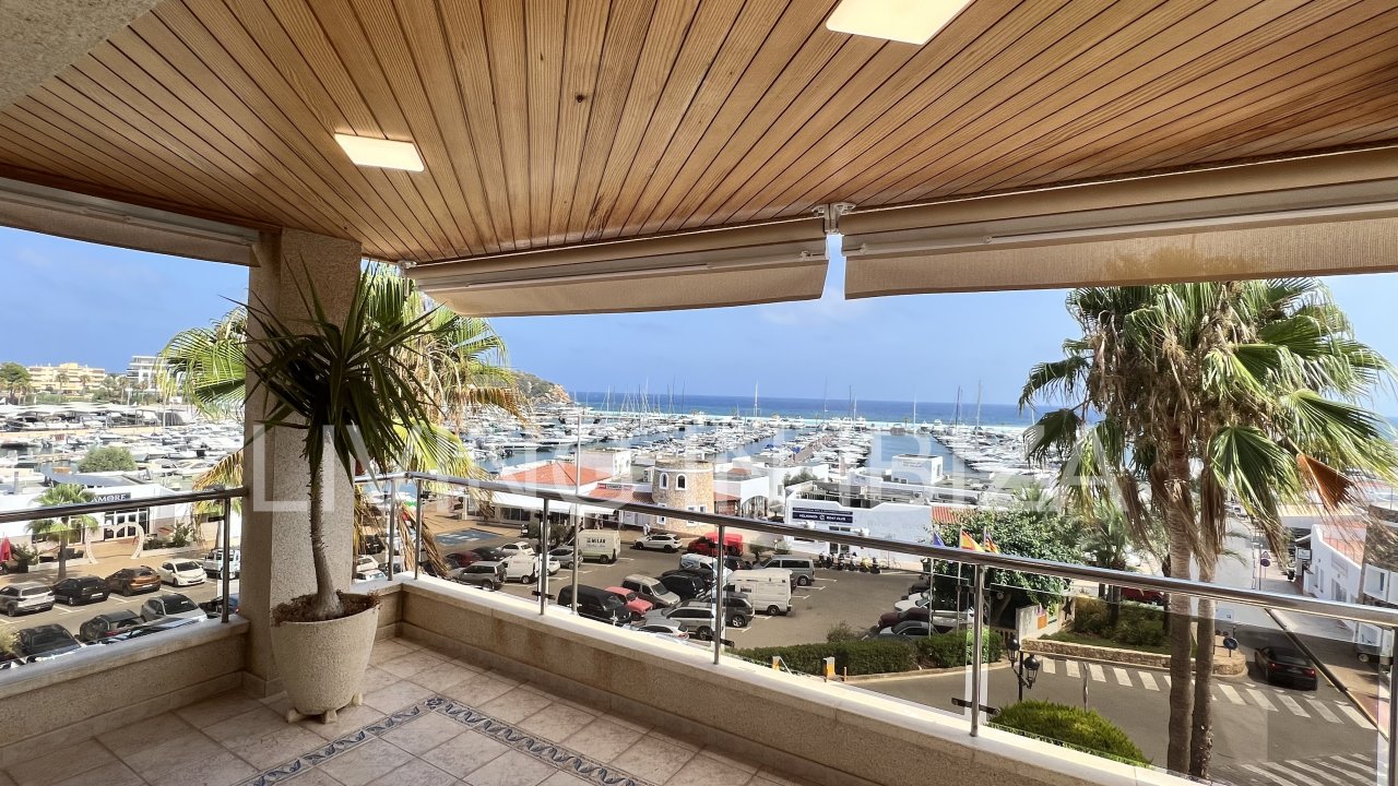 Apartment for annual rental. Elegant, on the promenade of Santa Eulalia del Río, Ibiza. Sea views. Includes 1 parking space in the same building.