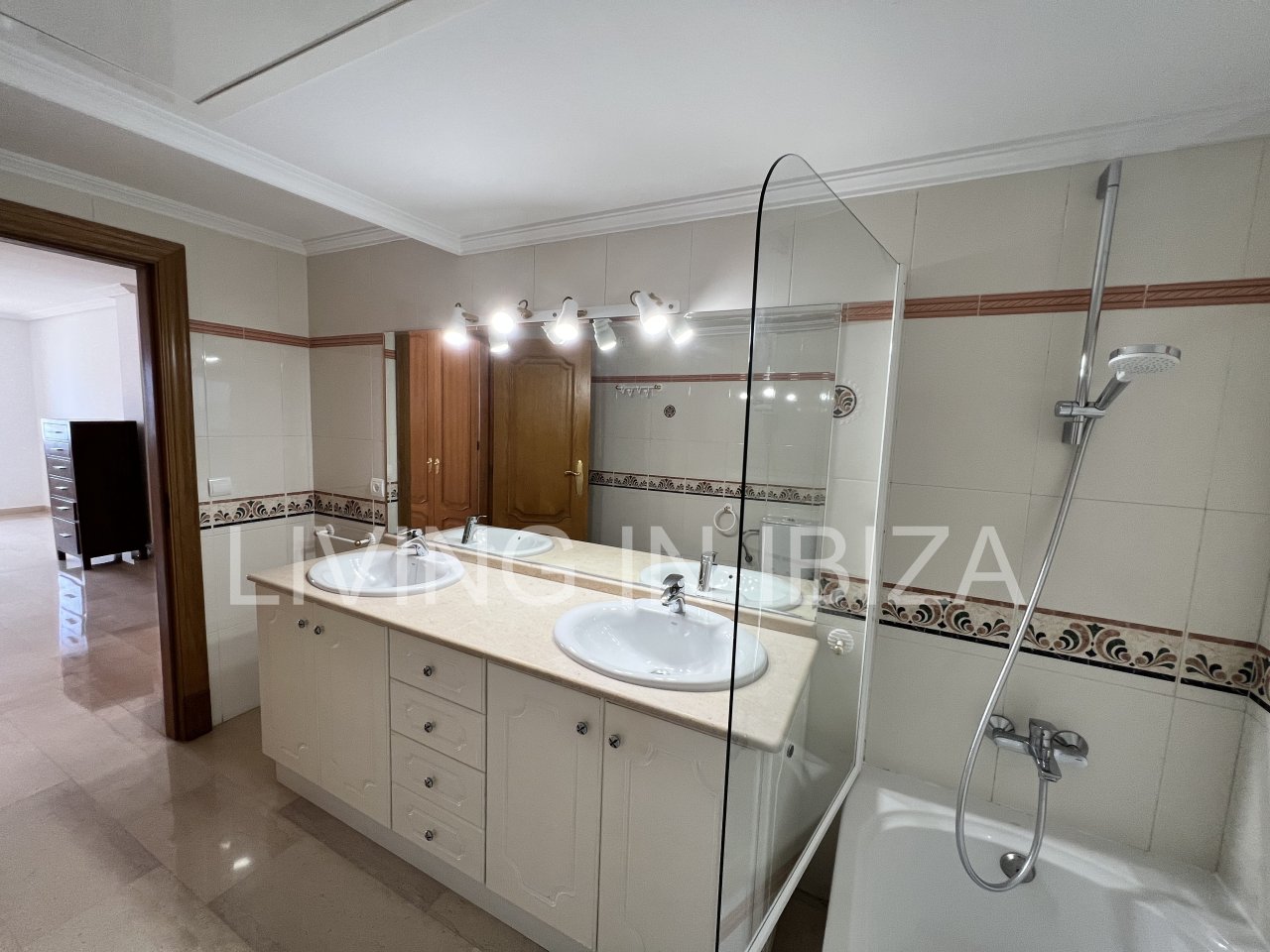 Apartment for annual rental. Elegant, on the promenade of Santa Eulalia del Río, Ibiza. Sea views. Includes 1 parking space in the same building.