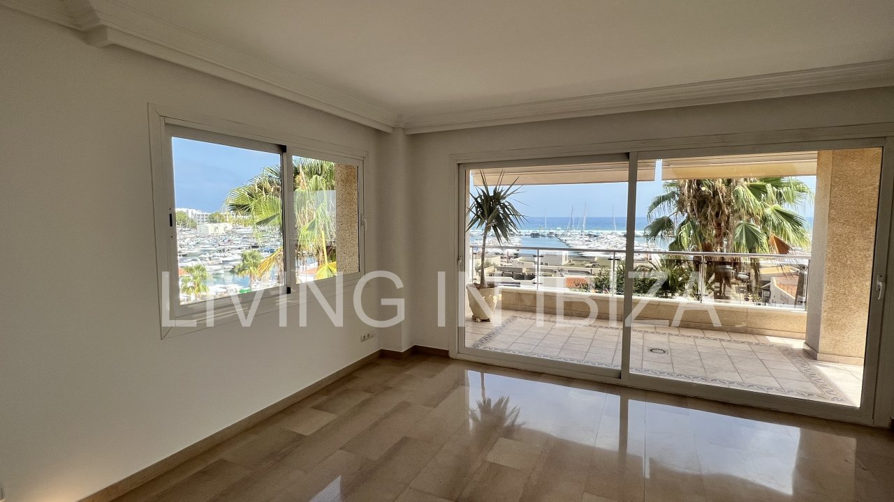 Apartment for annual rental. Elegant, on the promenade of Santa Eulalia del Río, Ibiza. Sea views. Includes 1 parking space in the same building.