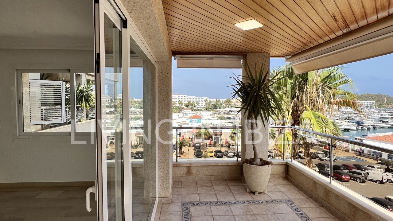 Apartment for annual rental. Elegant, on the promenade of Santa Eulalia del Río, Ibiza. Sea views. Includes 1 parking space in the same building.