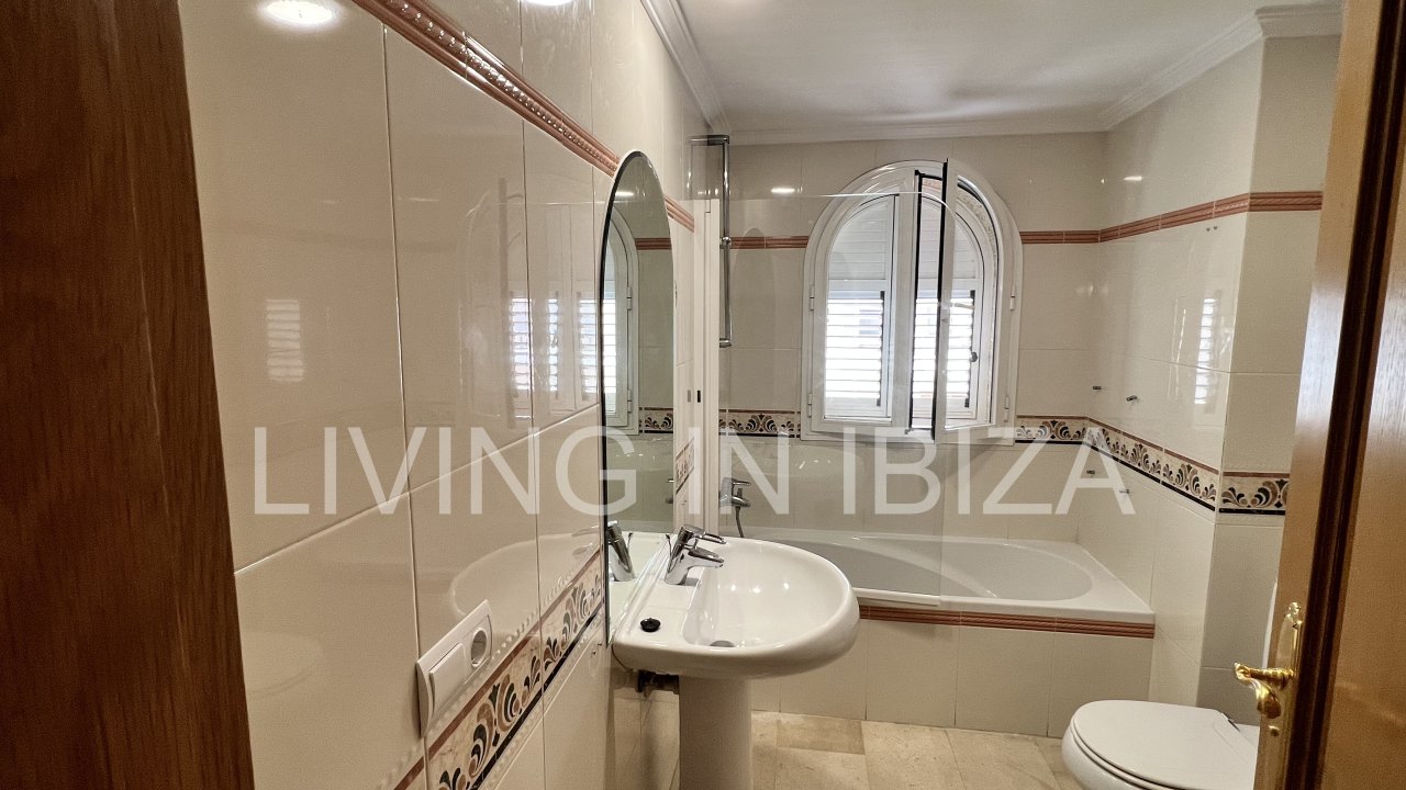 Apartment for annual rental. Elegant, on the promenade of Santa Eulalia del Río, Ibiza. Sea views. Includes 1 parking space in the same building.