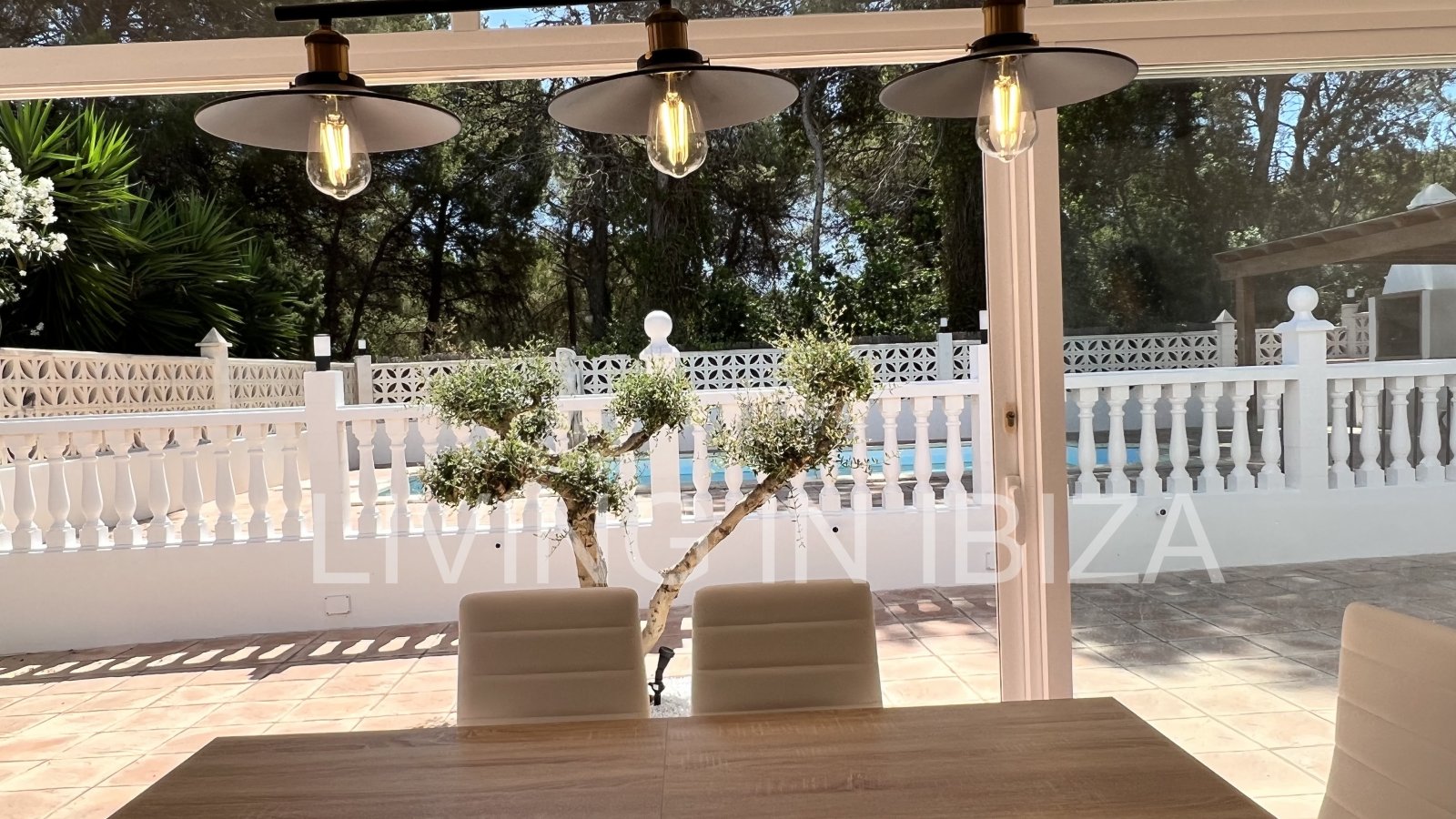 Short term seasonal contract. Comfortable detached house for rent in Es Canar, Santa Eulalia del Rio. Approx. 800 m. from the sea. With swimming pool