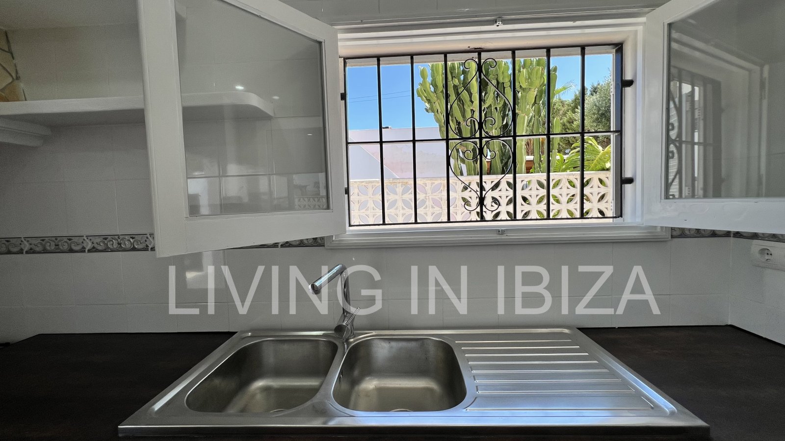 Short term seasonal contract. Comfortable detached house for rent in Es Canar, Santa Eulalia del Rio. Approx. 800 m. from the sea. With swimming pool