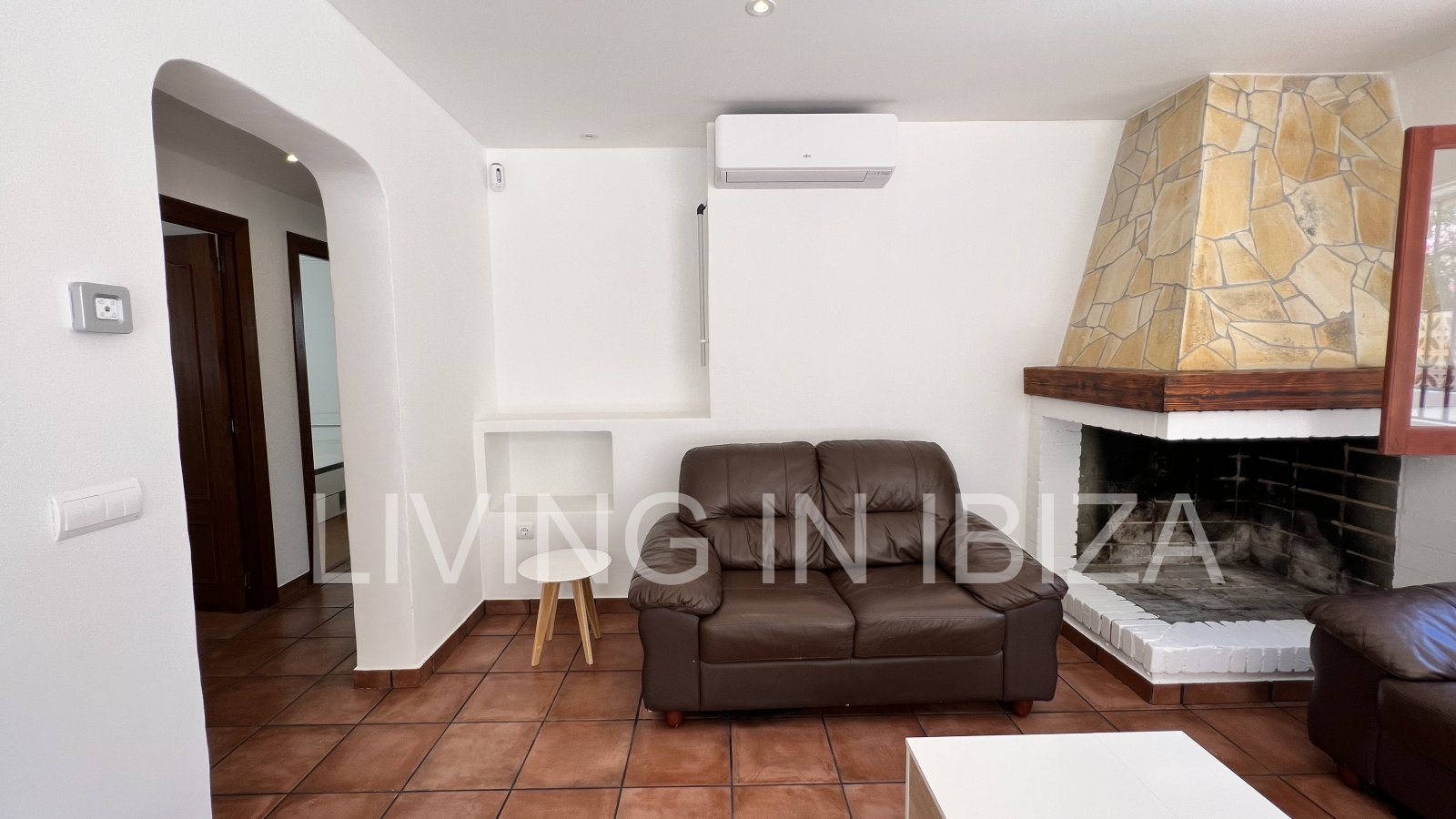 Short term seasonal contract. Comfortable detached house for rent in Es Canar, Santa Eulalia del Rio. Approx. 800 m. from the sea. With swimming pool