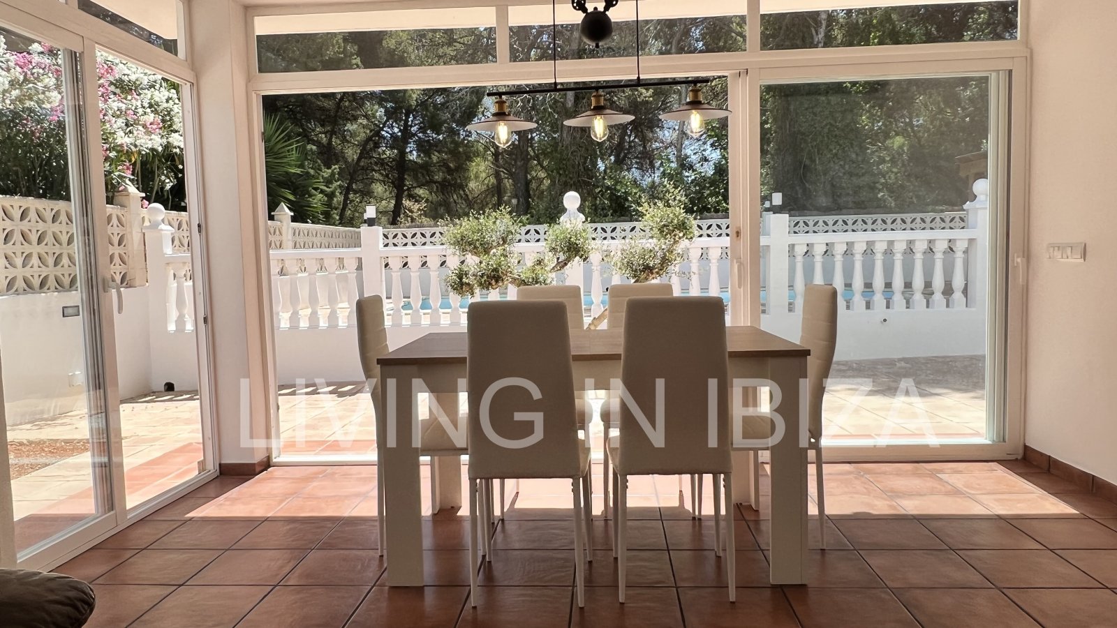 Short term seasonal contract. Comfortable detached house for rent in Es Canar, Santa Eulalia del Rio. Approx. 800 m. from the sea. With swimming pool