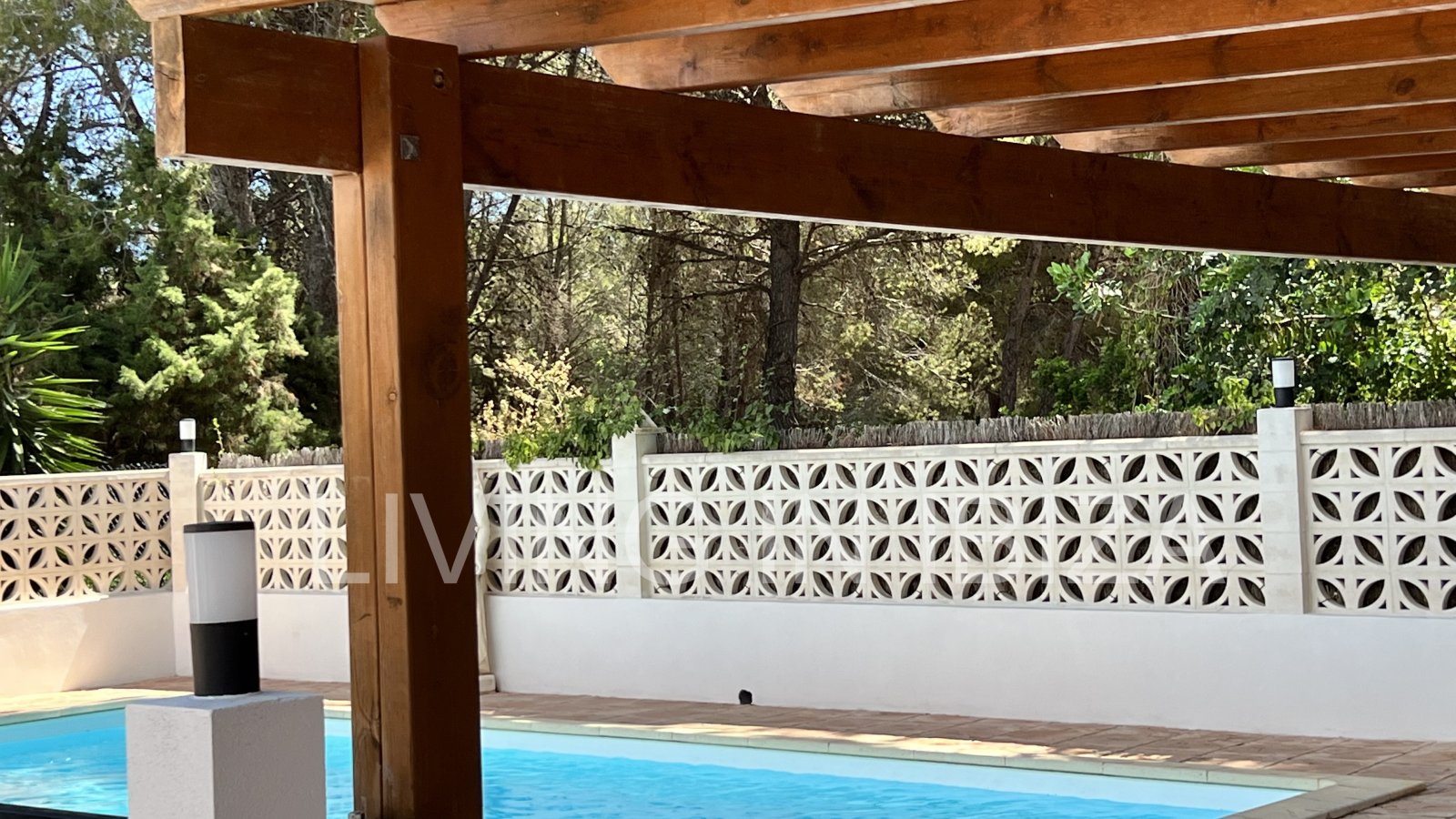 Short term seasonal contract. Comfortable detached house for rent in Es Canar, Santa Eulalia del Rio. Approx. 800 m. from the sea. With swimming pool