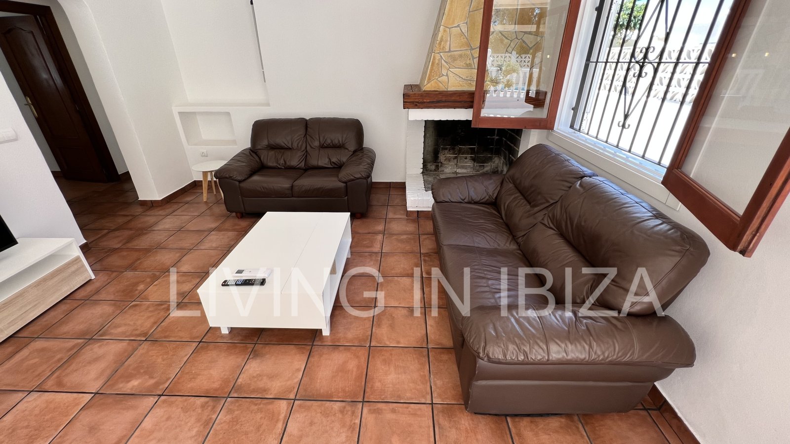 Short term seasonal contract. Comfortable detached house for rent in Es Canar, Santa Eulalia del Rio. Approx. 800 m. from the sea. With swimming pool