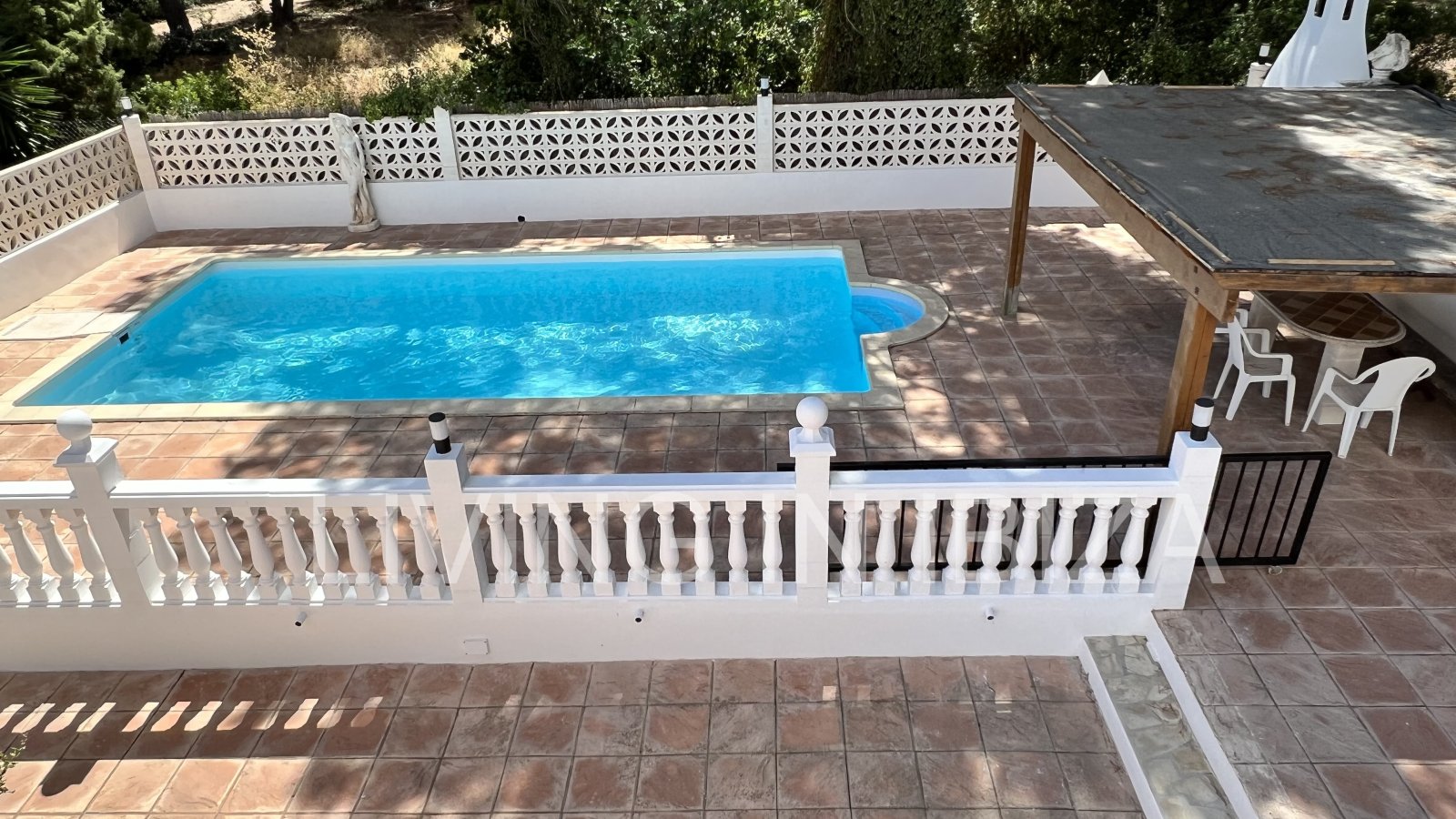 Short term seasonal contract. Comfortable detached house for rent in Es Canar, Santa Eulalia del Rio. Approx. 800 m. from the sea. With swimming pool