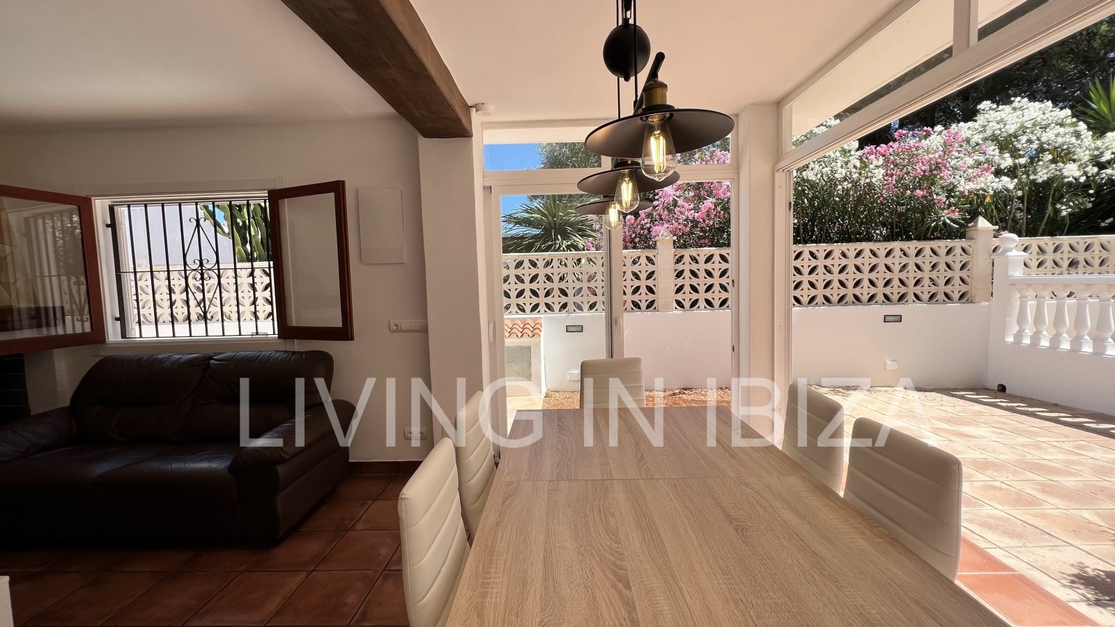 Short term seasonal contract. Comfortable detached house for rent in Es Canar, Santa Eulalia del Rio. Approx. 800 m. from the sea. With swimming pool