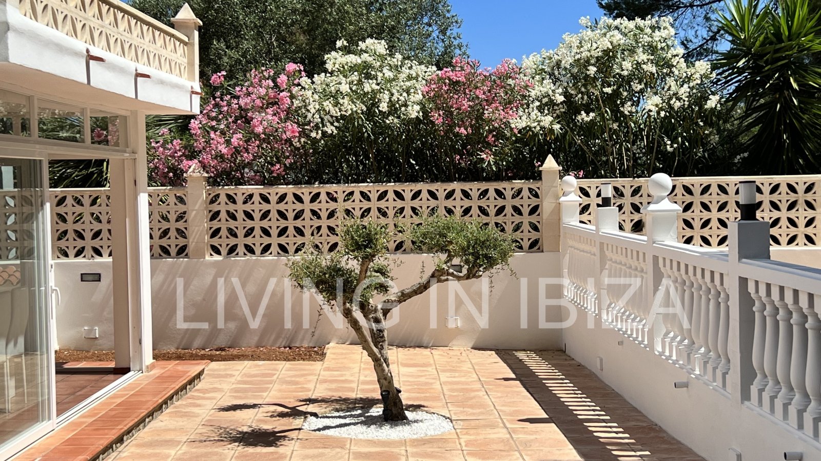 Short term seasonal contract. Comfortable detached house for rent in Es Canar, Santa Eulalia del Rio. Approx. 800 m. from the sea. With swimming pool