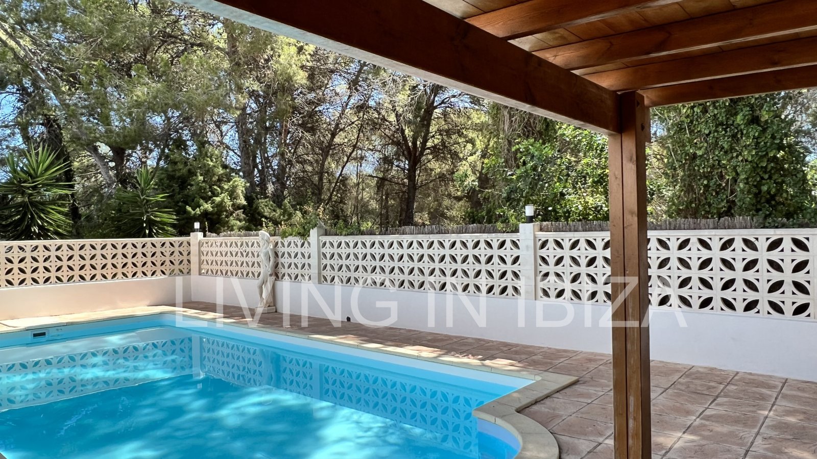 Short term seasonal contract. Comfortable detached house for rent in Es Canar, Santa Eulalia del Rio. Approx. 800 m. from the sea. With swimming pool