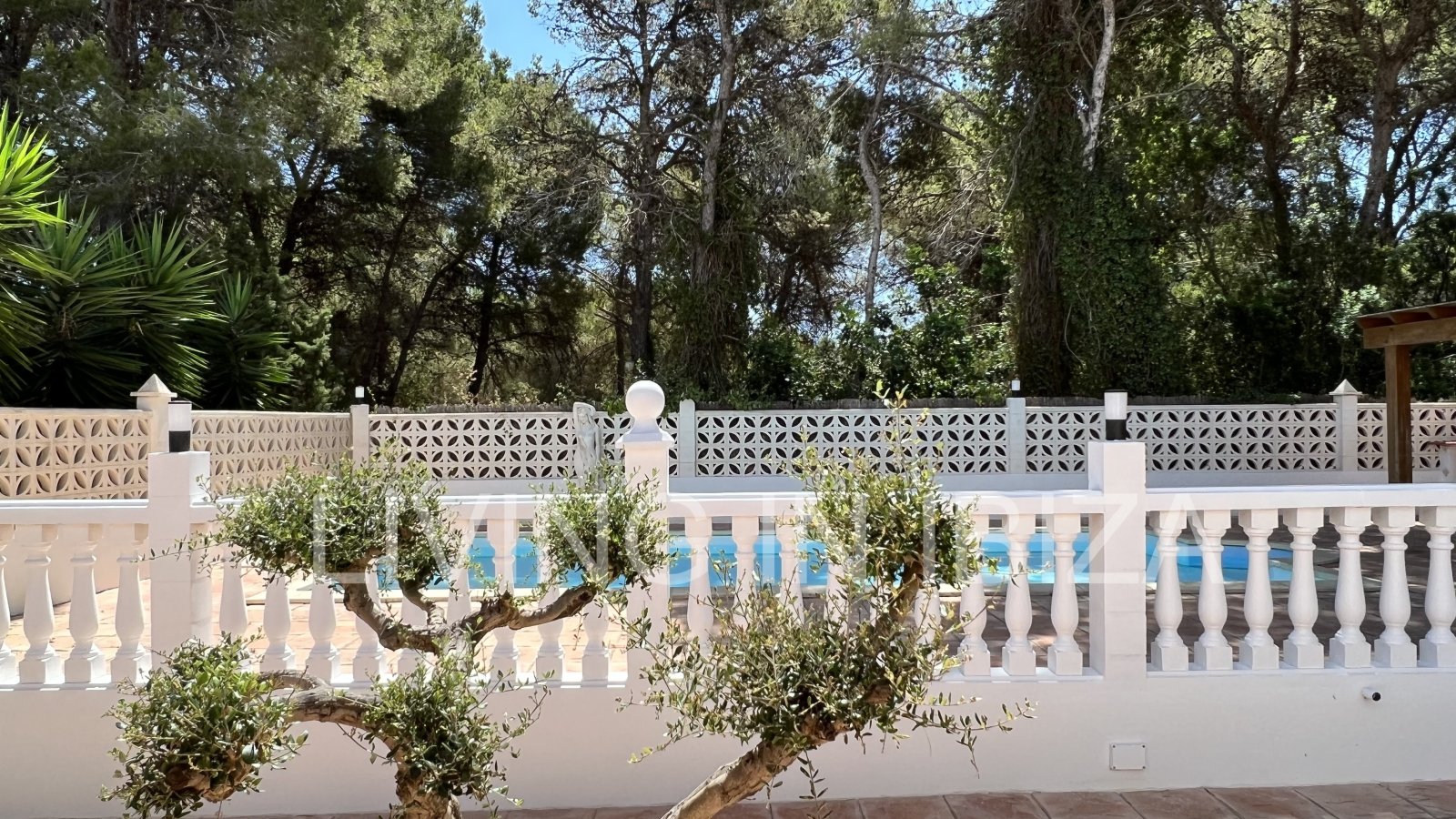 Short term seasonal contract. Comfortable detached house for rent in Es Canar, Santa Eulalia del Rio. Approx. 800 m. from the sea. With swimming pool