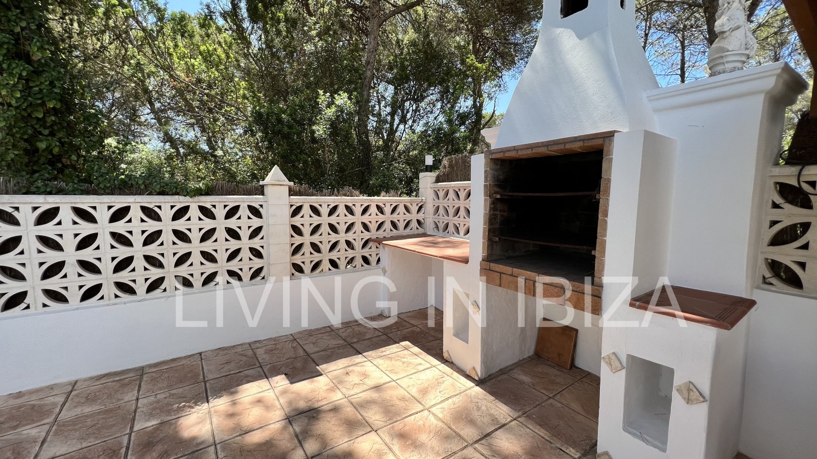 Short term seasonal contract. Comfortable detached house for rent in Es Canar, Santa Eulalia del Rio. Approx. 800 m. from the sea. With swimming pool