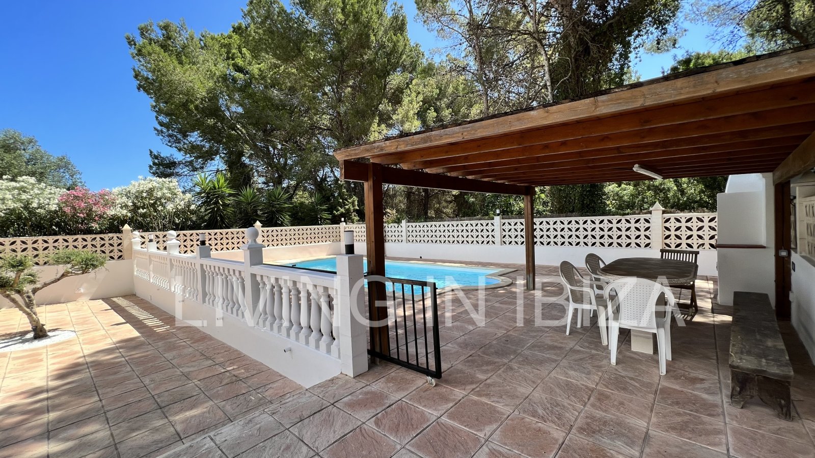 Short term seasonal contract. Comfortable detached house for rent in Es Canar, Santa Eulalia del Rio. Approx. 800 m. from the sea. With swimming pool