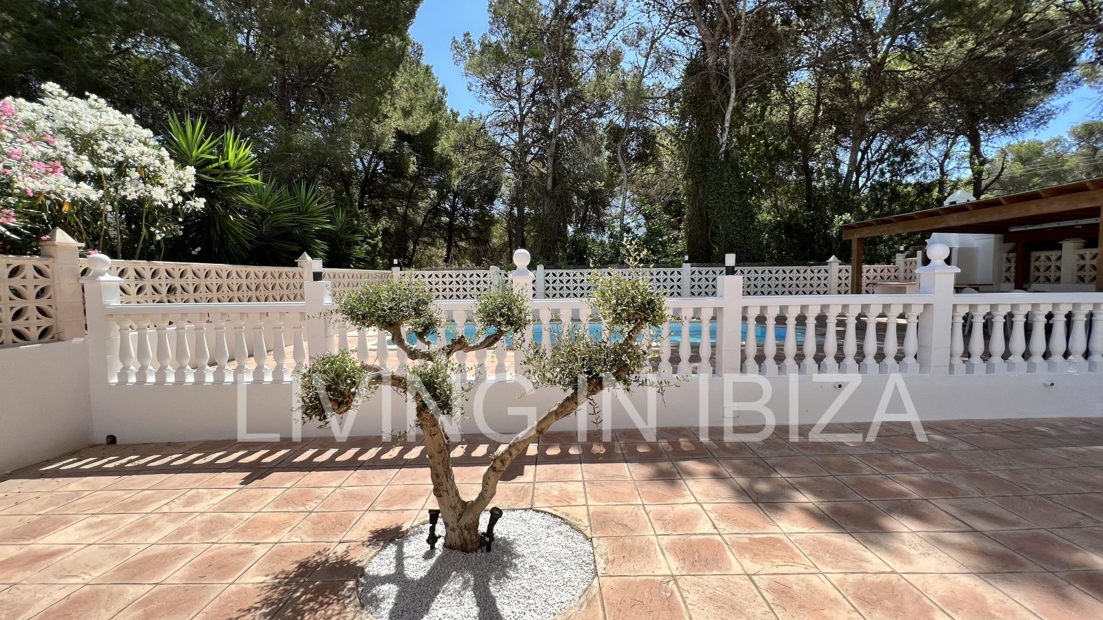 Short term seasonal contract. Comfortable detached house for rent in Es Canar, Santa Eulalia del Rio. Approx. 800 m. from the sea. With swimming pool