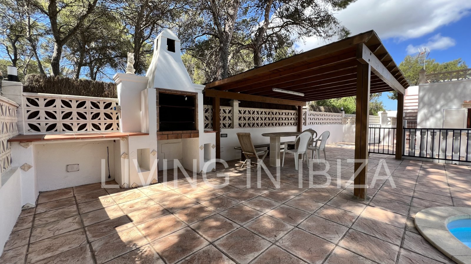 Short term seasonal contract. Comfortable detached house for rent in Es Canar, Santa Eulalia del Rio. Approx. 800 m. from the sea. With swimming pool