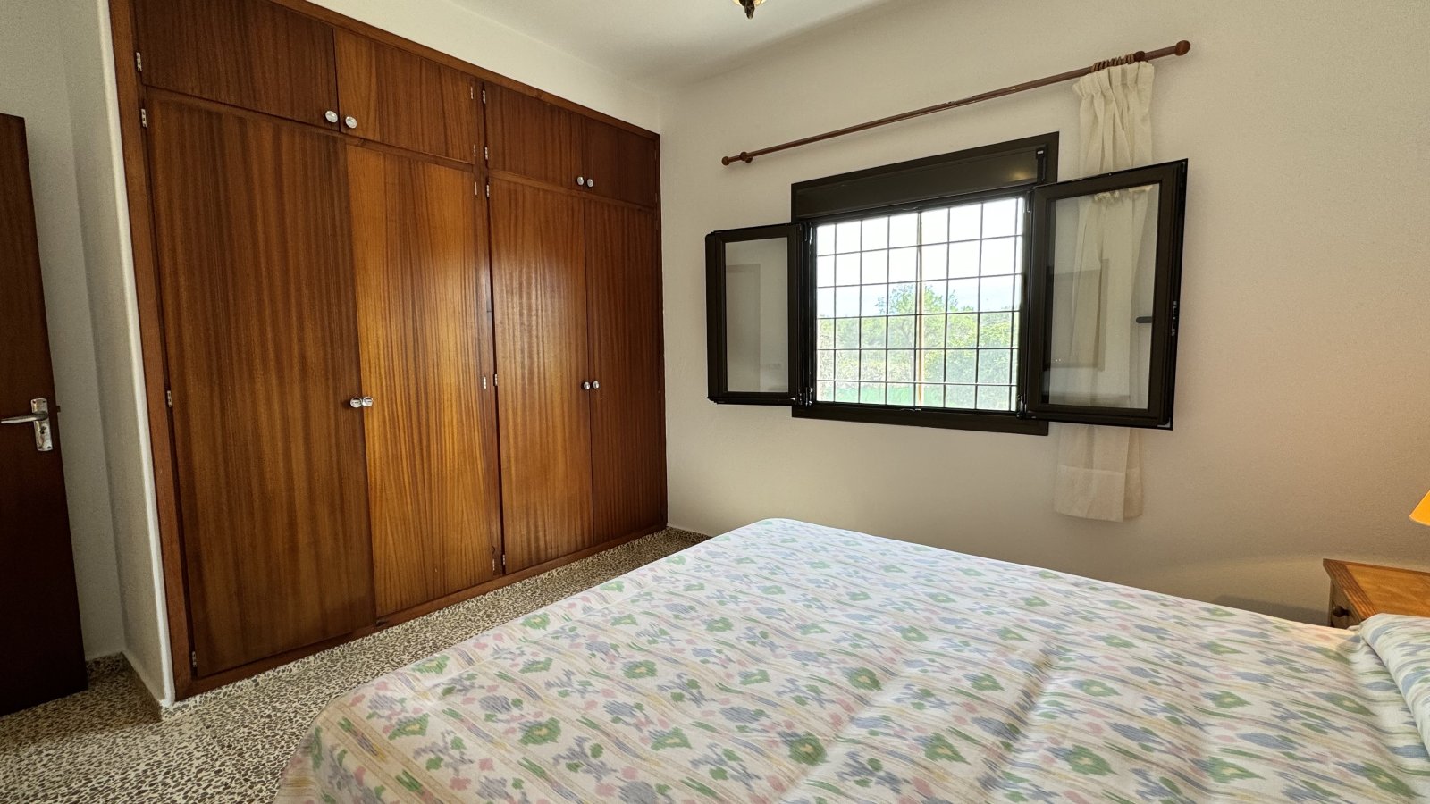 ANNUAL RENT. Detached house near the beach of Cala Pada, Santa Eulalia, Ibiza. 3 bedrooms, 2 bathrooms, swimming pool and garden