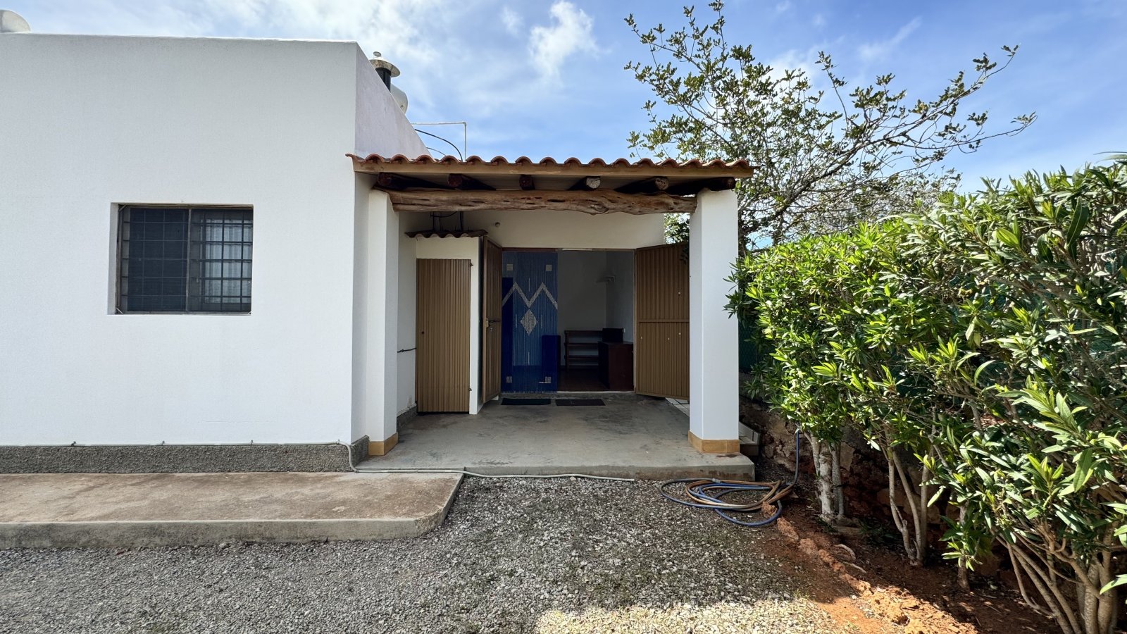 ANNUAL RENT. Detached house near the beach of Cala Pada, Santa Eulalia, Ibiza. 3 bedrooms, 2 bathrooms, swimming pool and garden