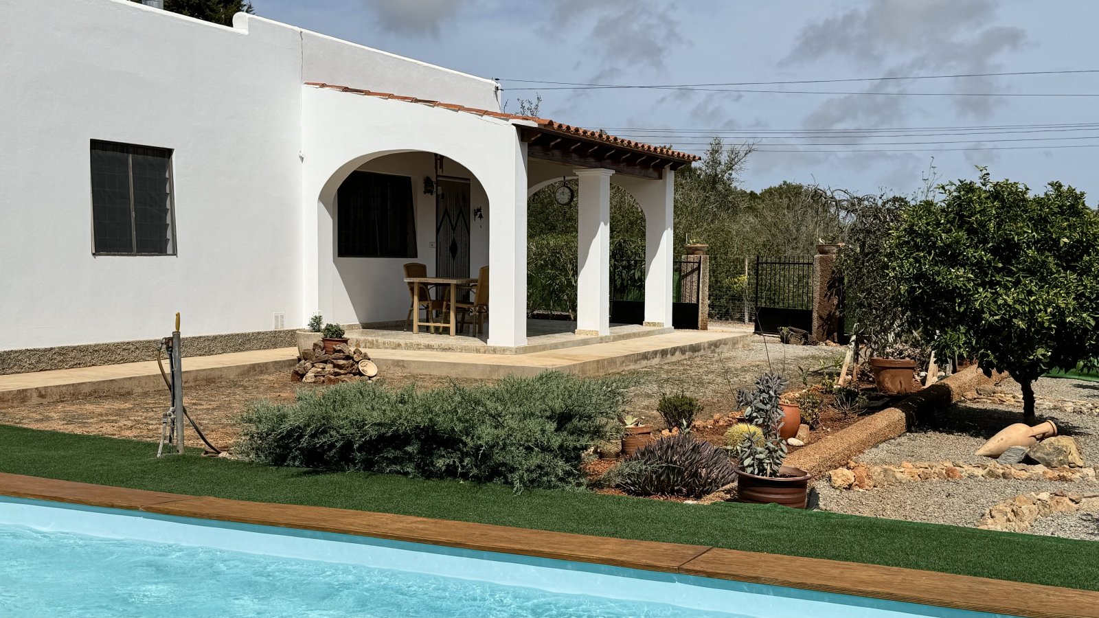 ANNUAL RENT. Detached house near the beach of Cala Pada, Santa Eulalia, Ibiza. 3 bedrooms, 2 bathrooms, swimming pool and garden