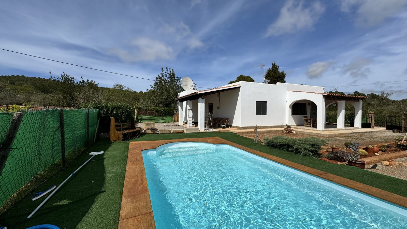 ANNUAL RENT. Detached house near the beach of Cala Pada, Santa Eulalia, Ibiza. 3 bedrooms, 2 bathrooms, swimming pool and garden