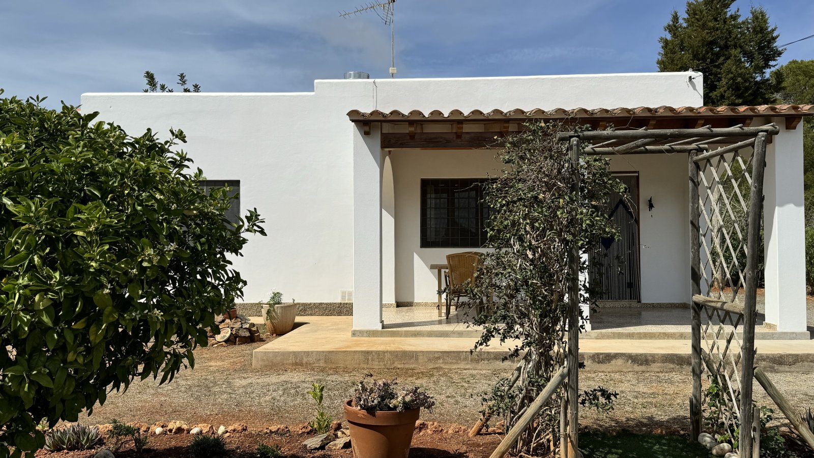 ANNUAL RENT. Detached house near the beach of Cala Pada, Santa Eulalia, Ibiza. 3 bedrooms, 2 bathrooms, swimming pool and garden